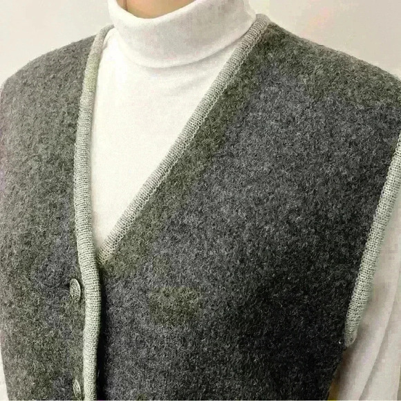 Vintage oversized grandma gray buttons down v- neck wool  vest. - Picture 6 of 11